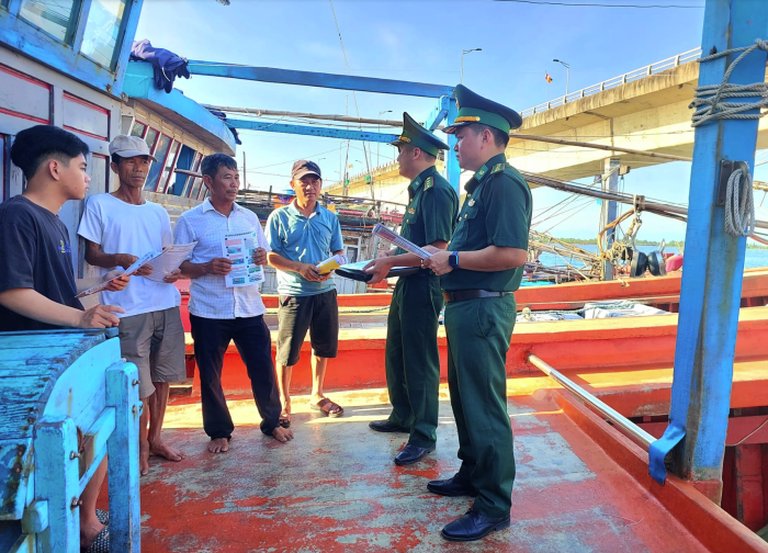 Sát cánh giữa trùng khơi