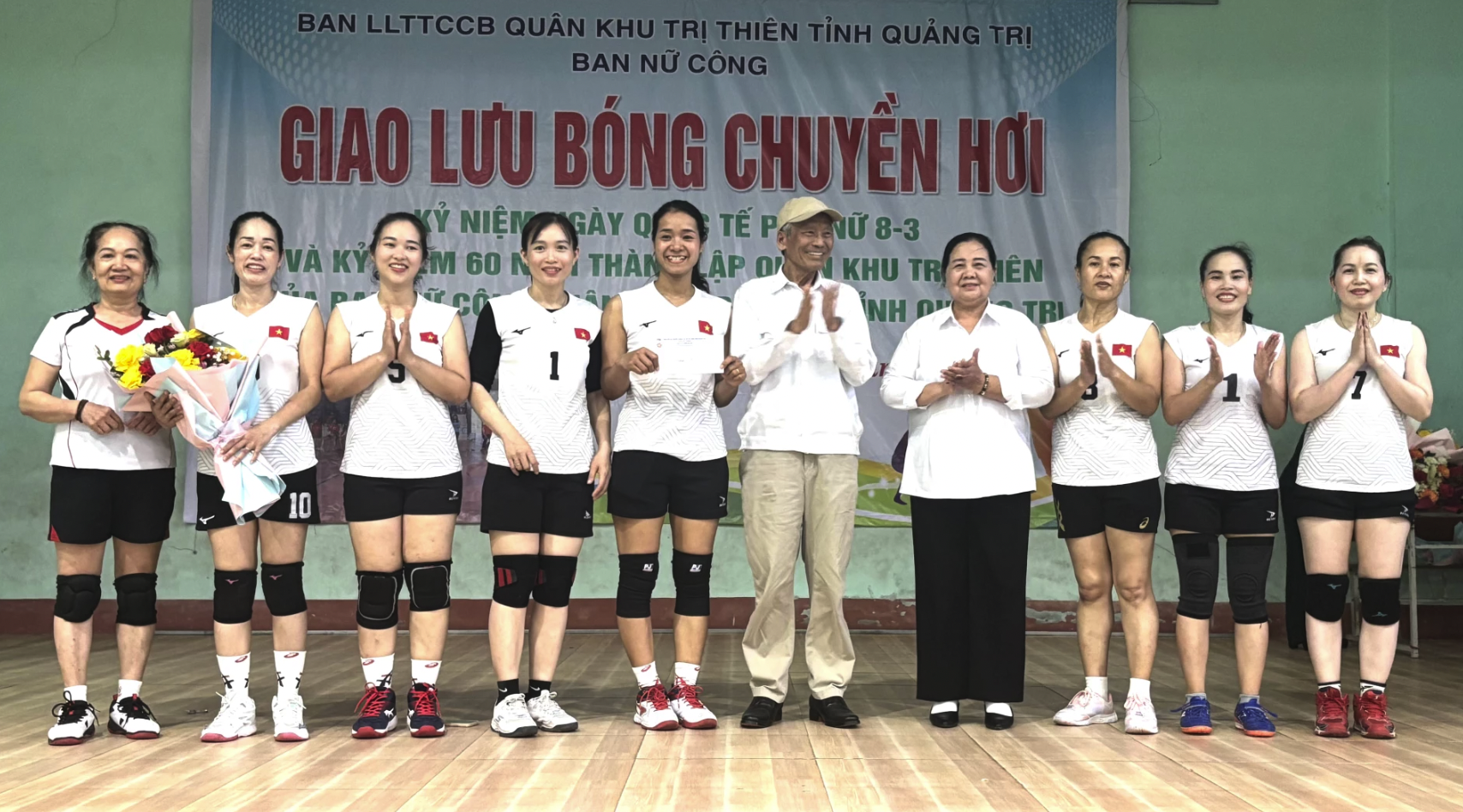 Ban Tổ chức trao giải nhất cho đội Chi hội Văn hóa 5 - Ảnh: K.H