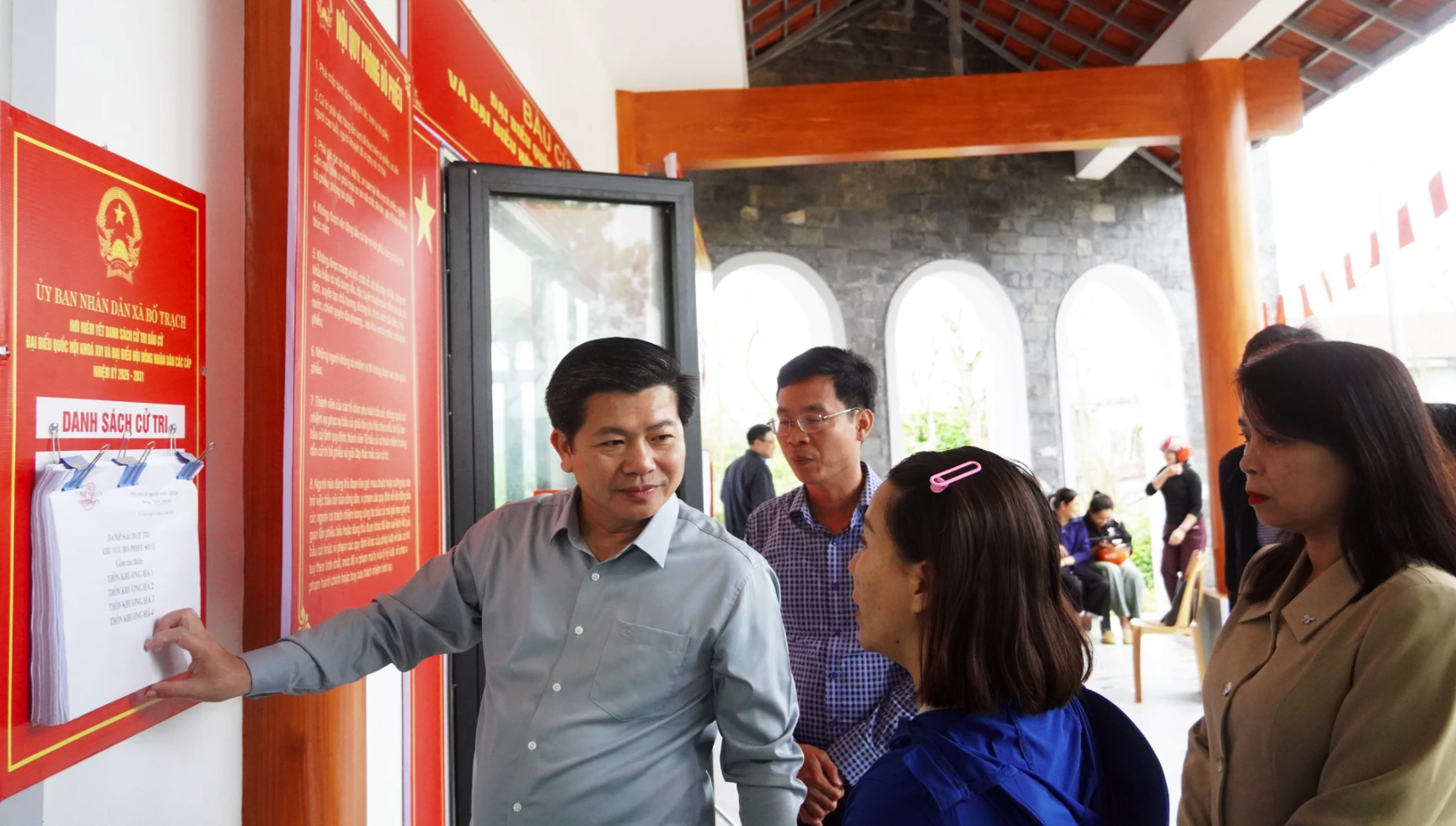 Kiểm tra công tác chuẩn bị tại xã Bố Trạch, đồng chí Trần Vũ Khiêm ghi nhận và đánh giá cao sự chủ động, tích cực của địa phương - Ảnh: N.M