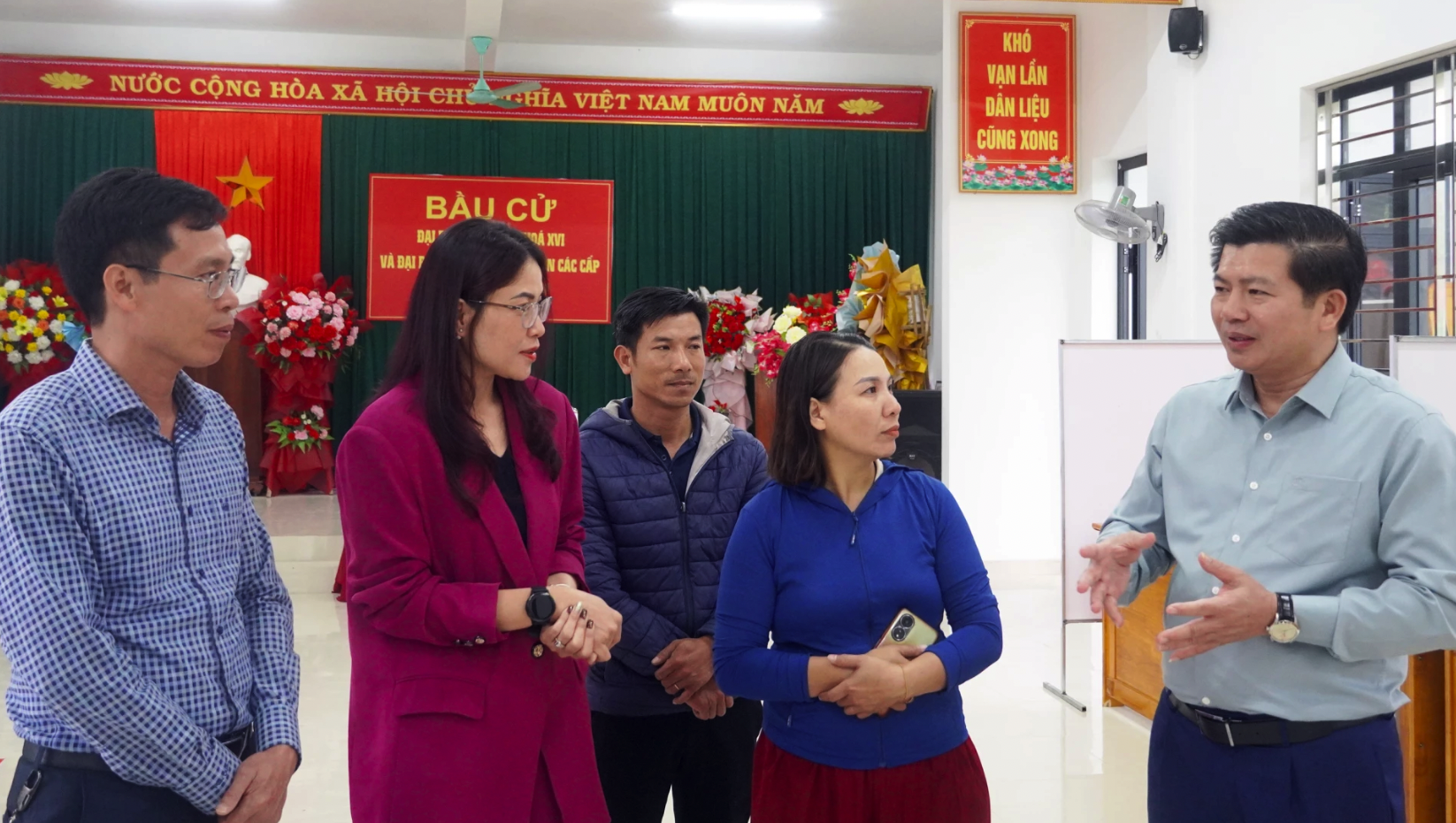 Kiểm tra công tác chuẩn bị tại xã Bố Trạch, đồng chí Trần Vũ Khiêm ghi nhận và đánh giá cao sự chủ động, tích cực của địa phương - Ảnh: N.M