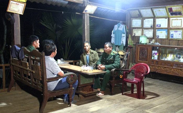 Bám bản, giữ vững ổn định trước ngày hội lớn