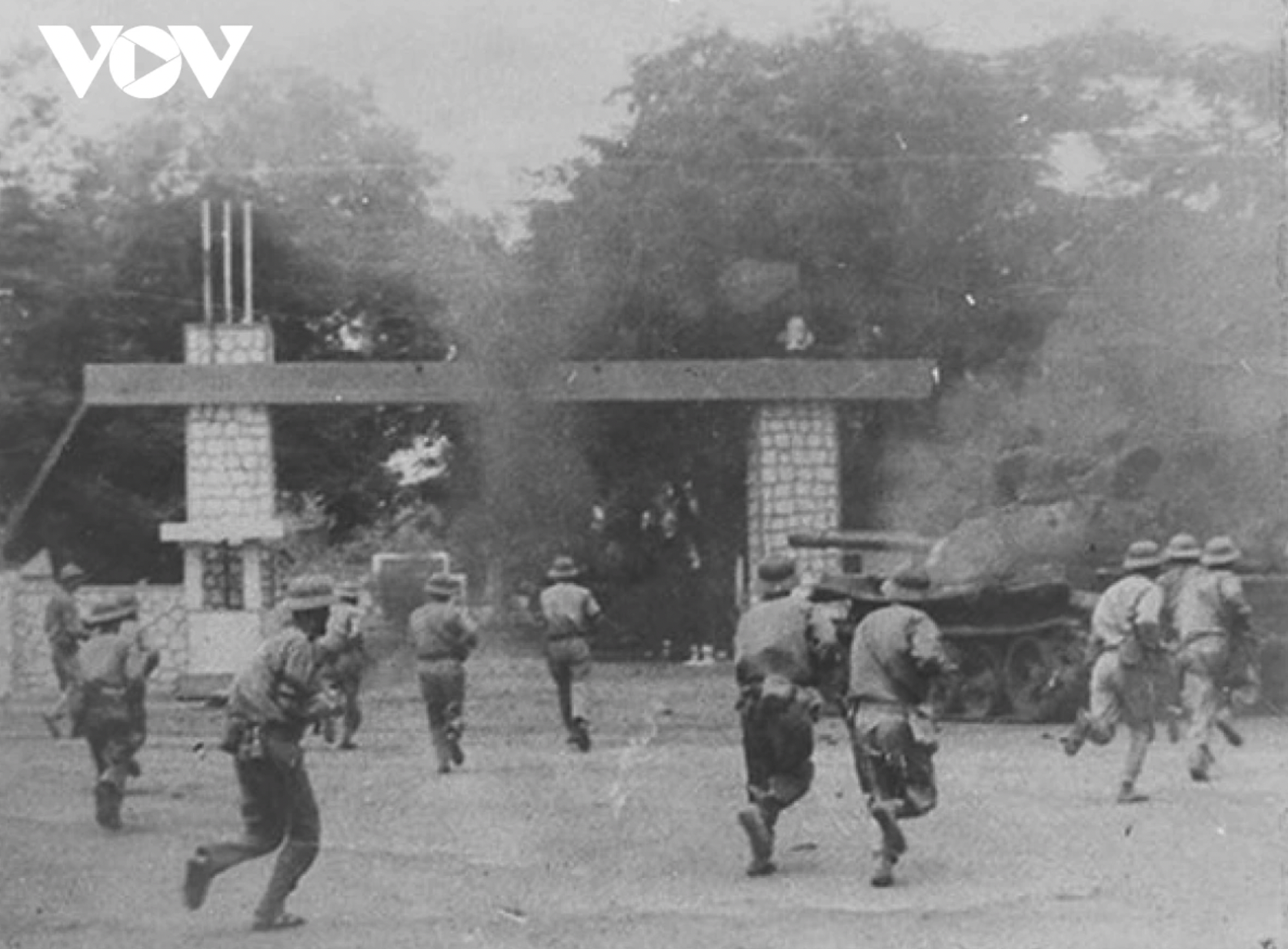 Bộ đội ta đánh lui quân địch trong Chiến dịch Tây Nguyên (Ảnh tư liệu)