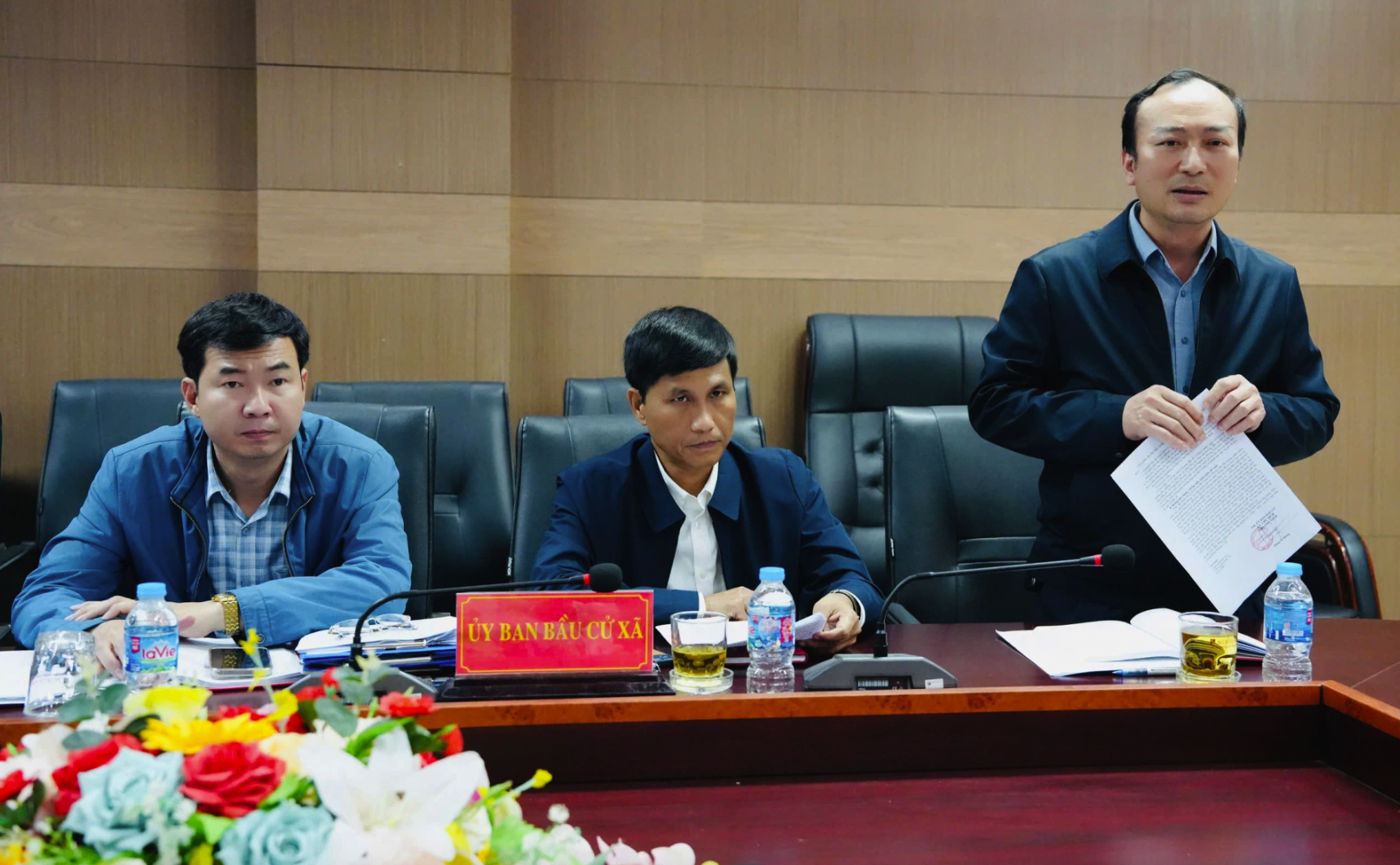 Đại diện lãnh đạo xã Triệu Phong báo cáo tiến độ chuẩn bị bầu cử - Ảnh: Mỹ Nhị