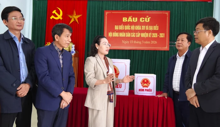 Đồng chí Phó Chủ tịch Thường trực HĐND tỉnh kiểm tra công tác chuẩn bị bầu cử