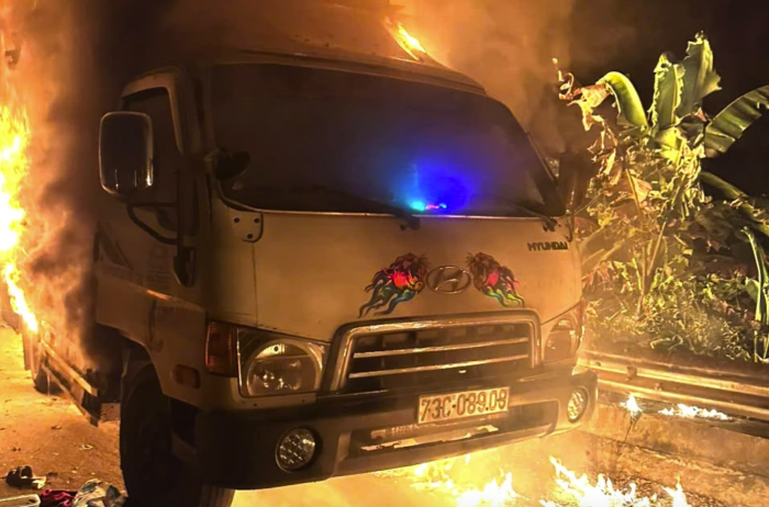 Cháy xe ô tô trên tuyến Tỉnh lộ 562 đoạn qua xã Thượng Trạch