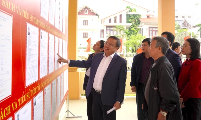 Đồng chí Phó Chủ tịch UBND tỉnh kiểm tra công tác chuẩn bị bầu cử tại phường Đồng Hới