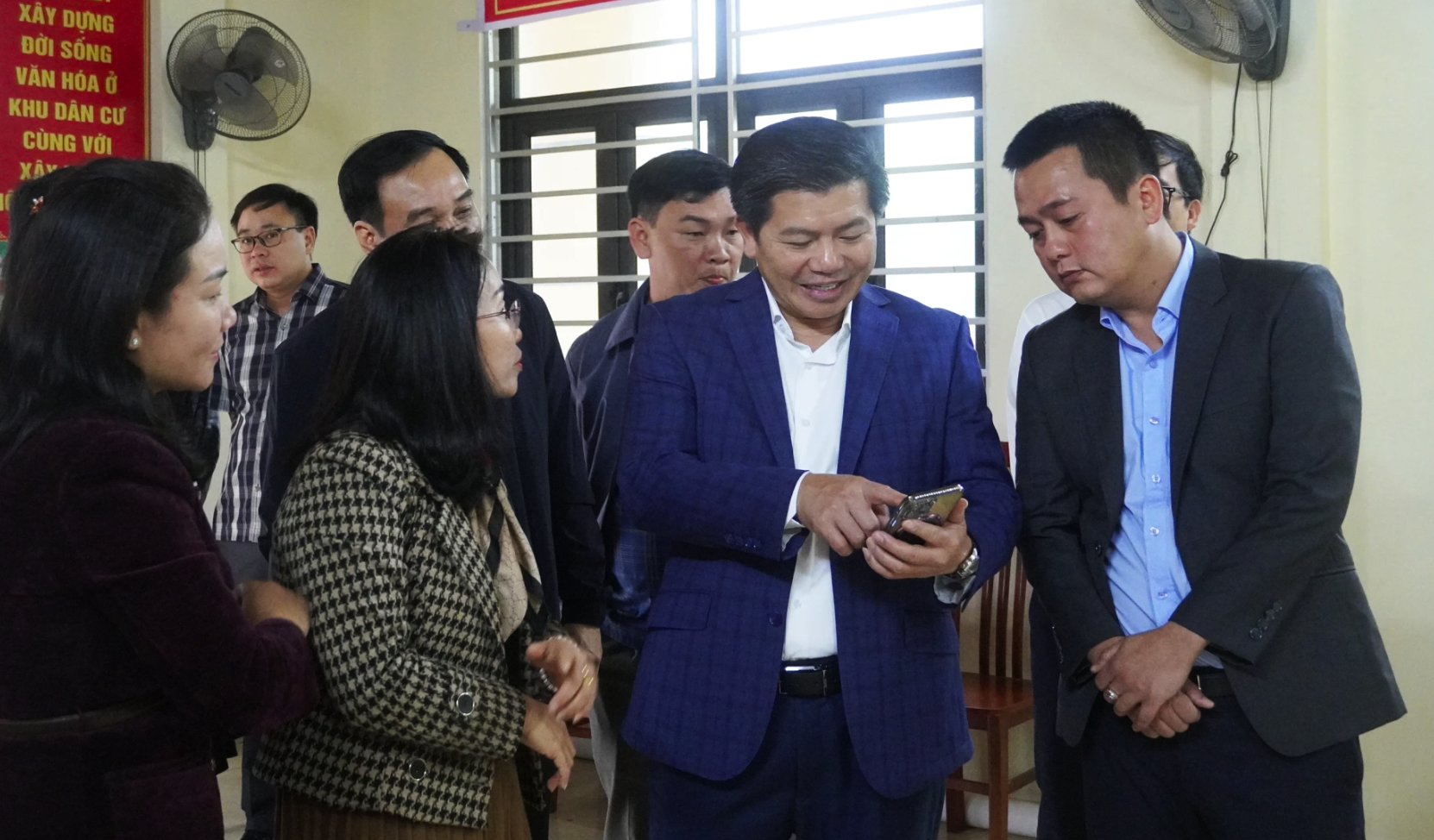 Đồng chí Trần Vũ Khiêm, Phó Bí thư Thường trực Tỉnh ủy, Phó trưởng Ban Chỉ đạo Bầu cử tỉnh kiểm tra công tác chuẩn bị bầu cử tại xã Kim Điền - Ảnh: N.M