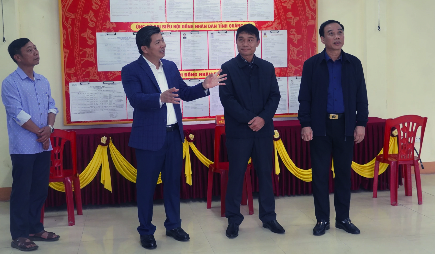 Đồng chí Trần Vũ Khiêm, Phó Bí thư Thường trực Tỉnh ủy, Phó trưởng Ban Chỉ đạo Bầu cử tỉnh kiểm tra công tác chuẩn bị bầu cử tại xã Minh Hóa - Ảnh: N.M