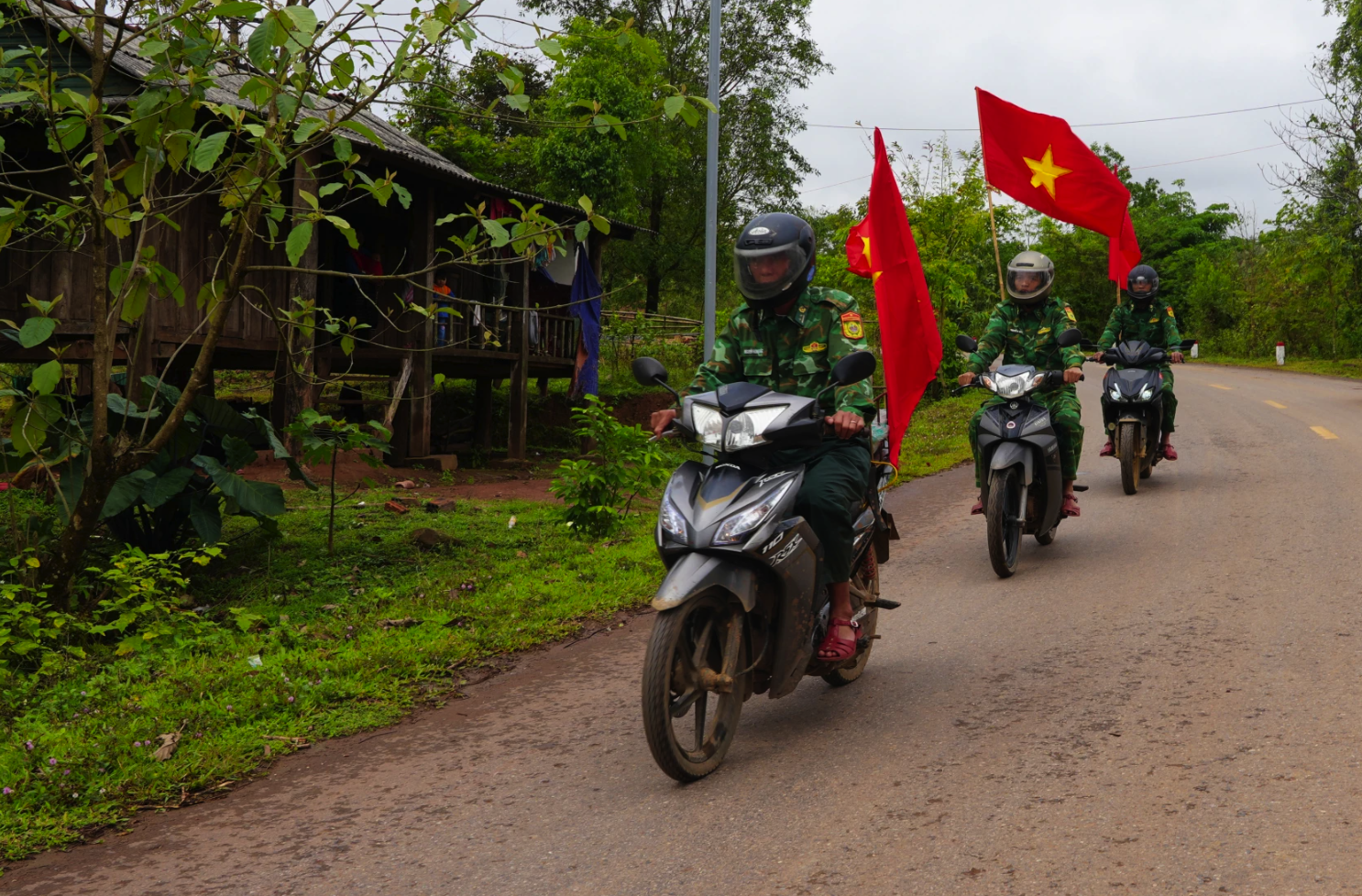 Tăng cường tuyên truyền, vận động bầu cử bằng loa di động đến bà con dân bản - Ảnh: Mỹ Nhị
