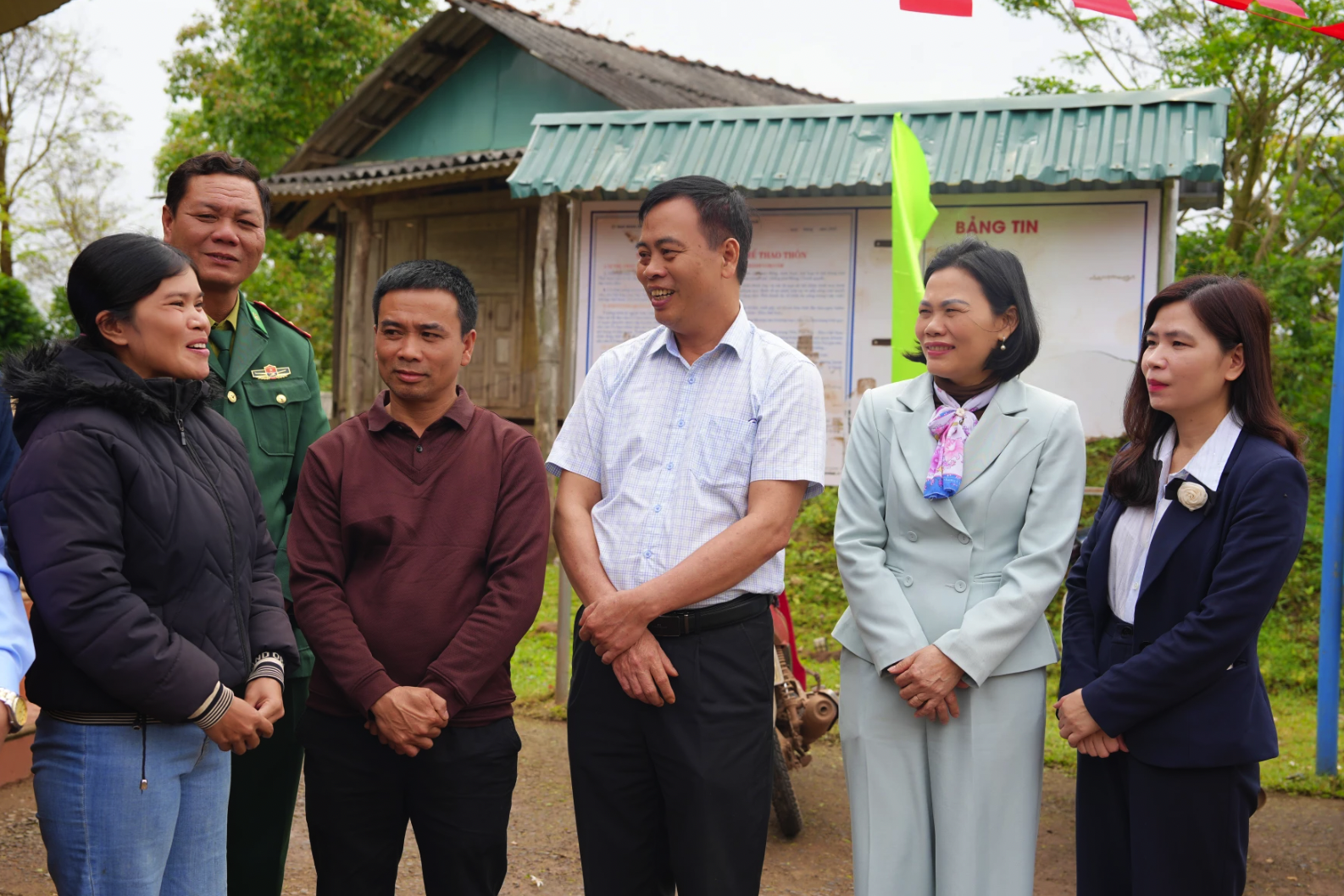 Đồng chí Nguyễn Đăng Quang, Phó Bí thư Tỉnh ủy, Chủ tịch HĐND tỉnh, Chủ tịch Ủy ban Bầu cử tỉnh nắm bắt tâm tư, nguyện vọng của cử tri xã A Dơi - Ảnh: Mỹ Nhị