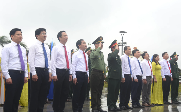 Lễ chào cờ Tổ quốc tại Khu Di tích lịch sử quốc gia đặc biệt Đôi bờ Hiền Lương-Bến Hải