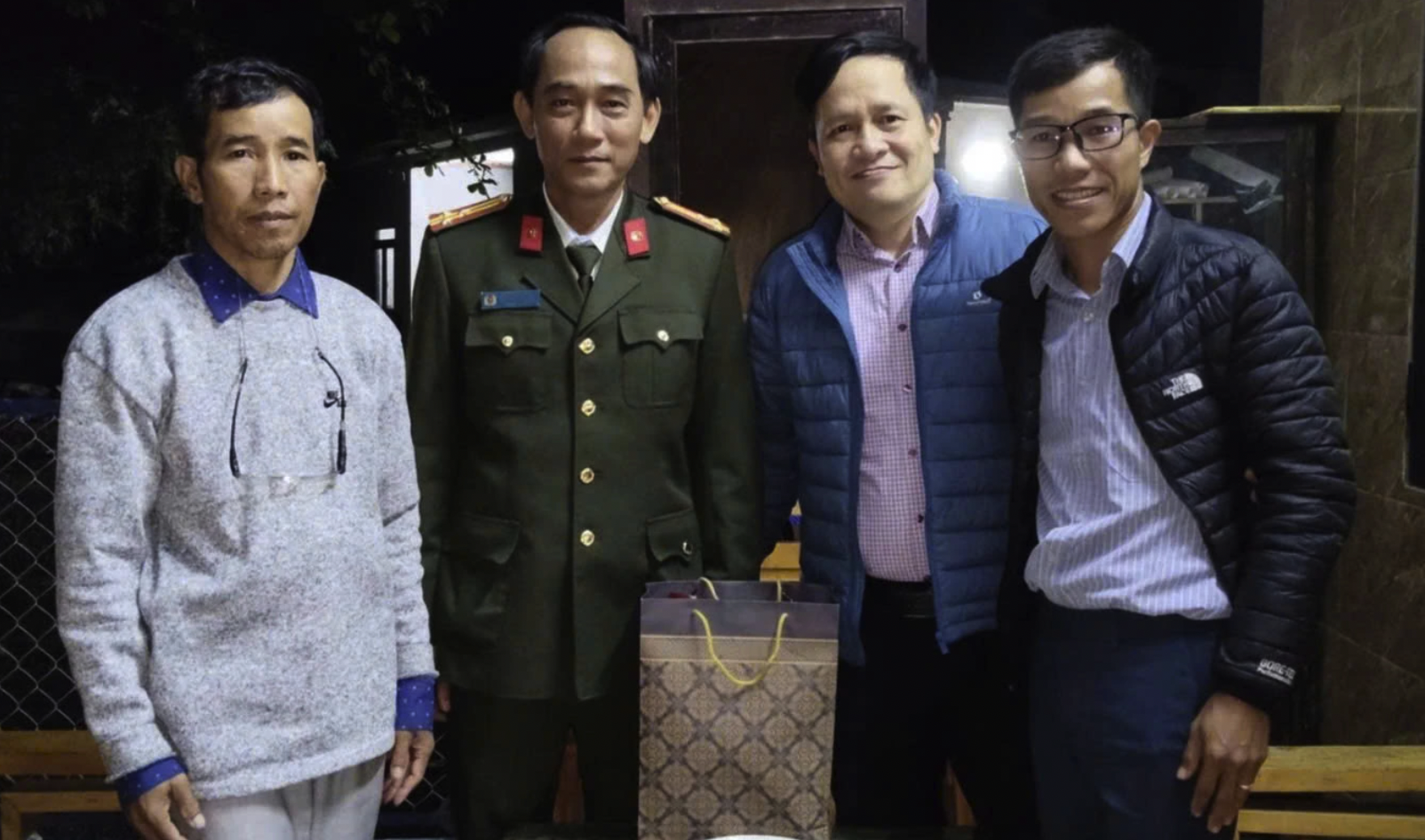 Lãnh đạo UBND xã Đakrông trao đổi, tuyên truyền về công tác bầu cử với các chức sắc tôn giáo - Ảnh: K.S