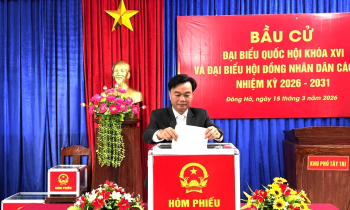 Đồng chí Chủ tịch Ủy ban MTTQ Việt Nam tỉnh Nguyễn Chiến Thắng dự lễ khai mạc và bầu cử tại khu vực bỏ phiếu số 3