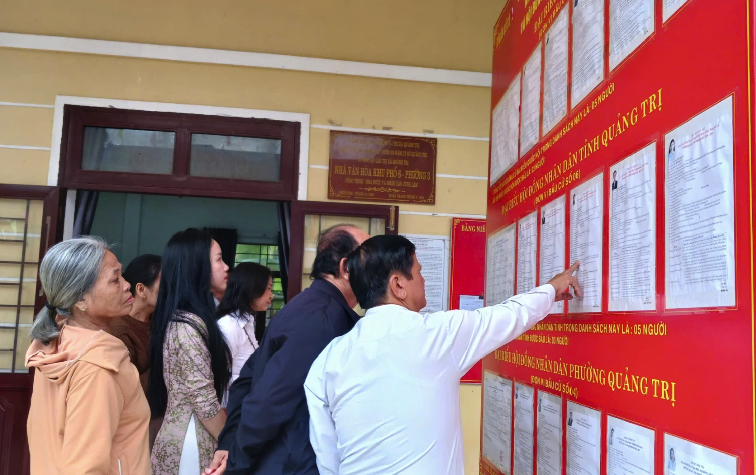 Các cử tri nghiên cứu danh sách ứng cử viên đại biểu Quốc hội và HĐND các cấp nhiệm kì 2026-2031 - Ảnh: N.B