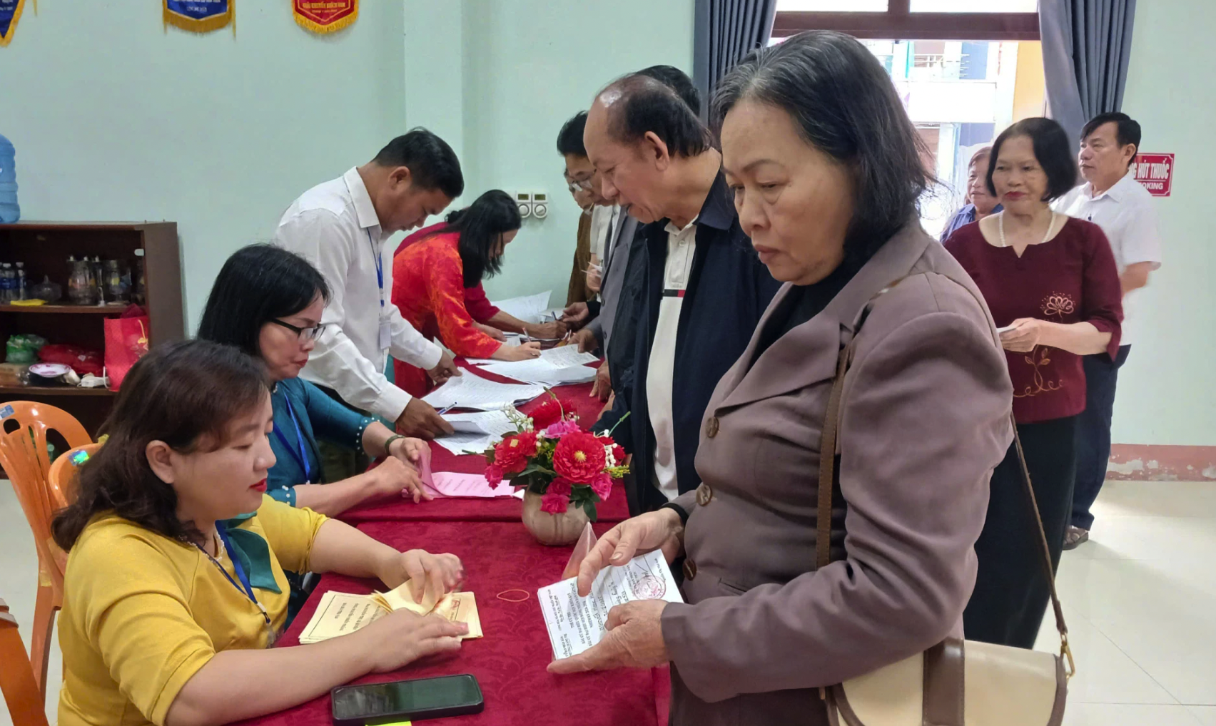 Việc phát phiếu, hướng dẫn ghi phiếu và bỏ phiếu được tổ chức chặt chẽ, bảo đảm đúng quy trình - Ảnh: N.B