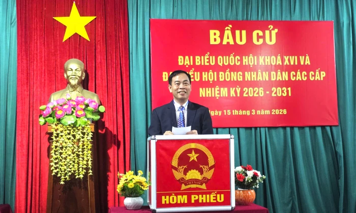 Đồng chí Phó Bí thư Tỉnh ủy, Chủ tịch HĐND tỉnh Nguyễn Đăng Quang dự lễ khai mạc và bầu cử tại khu vực bỏ phiếu số 18