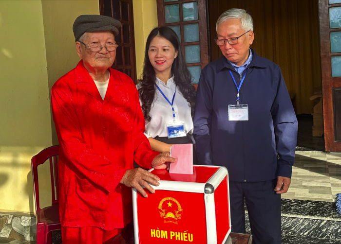 Xã Trường Ninh: Cử tri đặc biệt hơn 100 tuổi tham gia bỏ phiếu bầu cử