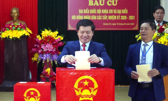 Đồng chí Phó Bí thư Thường trực Tỉnh ủy Trần Vũ Khiêm dự lễ khai mạc và bầu cử tại khu vực bỏ phiếu số 24