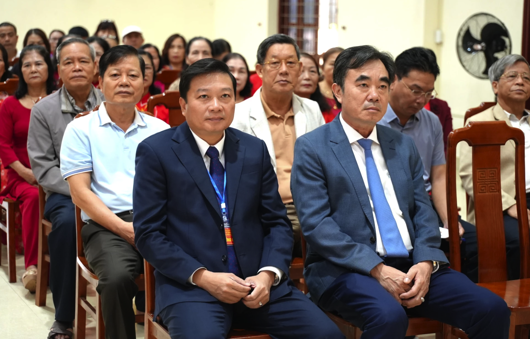 Đồng chí Lê Hồng Vinh, Chủ tịch UBND tỉnh và đồng chí Nguyễn Lương Bình, Trưởng ban Tổ chức Tỉnh ủy dự Lễ khai mạc ở khu vực bầu cử TDP Nam Thành, phường Đồng Hới - Ảnh: T.Đ