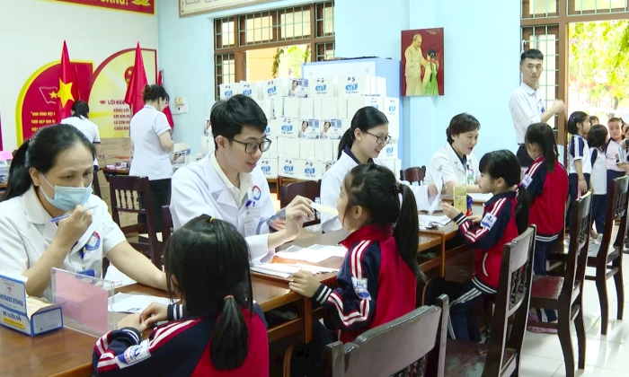 Khám và tư vấn chăm sóc sức khỏe răng miệng miễn phí cho học sinh