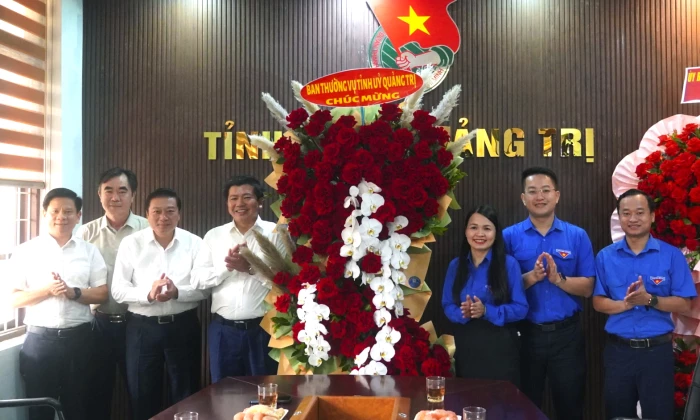 Các đồng chí lãnh đạo tỉnh chúc mừng Tỉnh đoàn nhân kỷ niệm 95 năm Ngày thành lập Đoàn TNCS Hồ Chí Minh