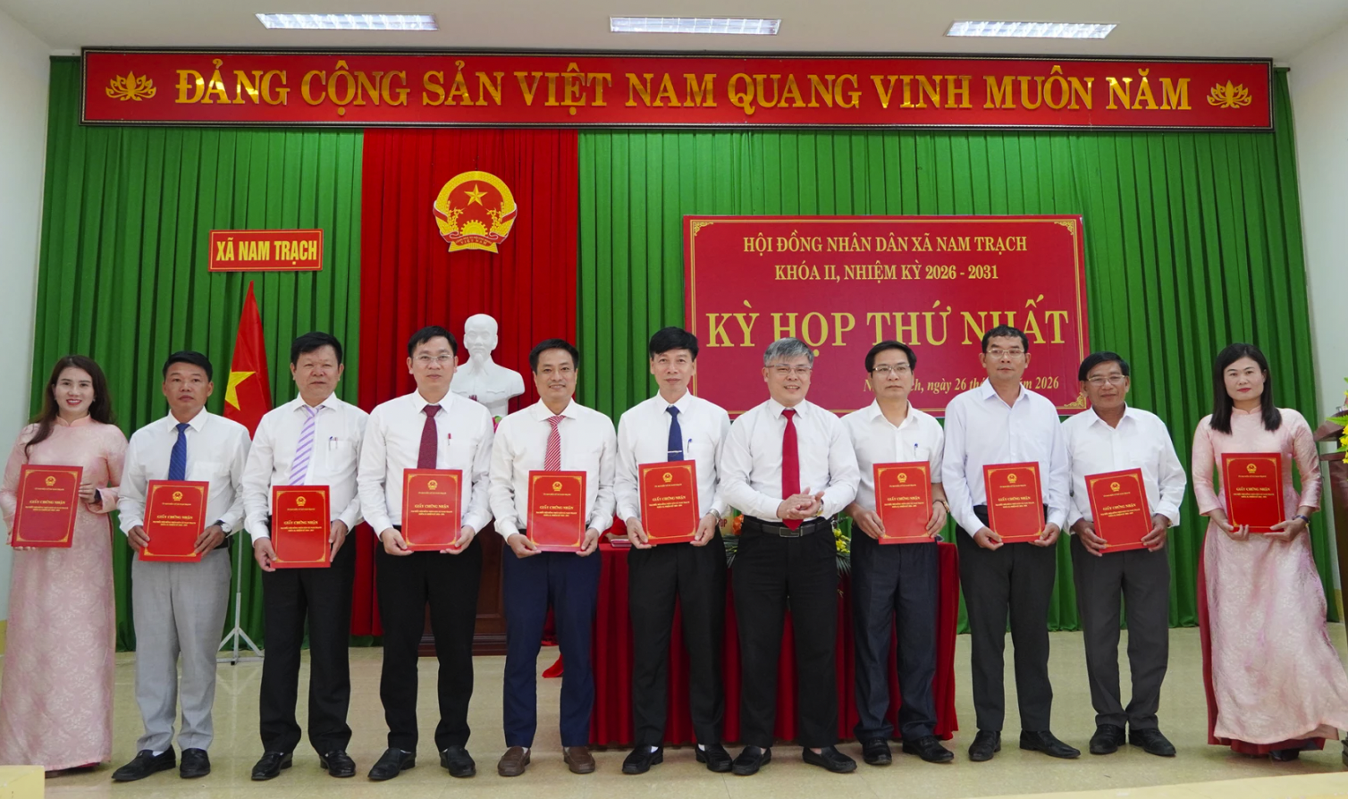 Trao giấy chứng nhận đại biểu HĐND xã Nam Trạch, khóa II, nhiệm kỳ 2026-2031 - Ảnh: L.M