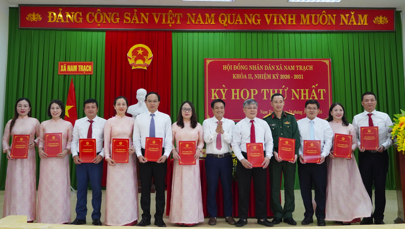 Trao giấy chứng nhận đại biểu HĐND xã Nam Trạch, khóa II, nhiệm kỳ 2026-2031 - Ảnh: L.M