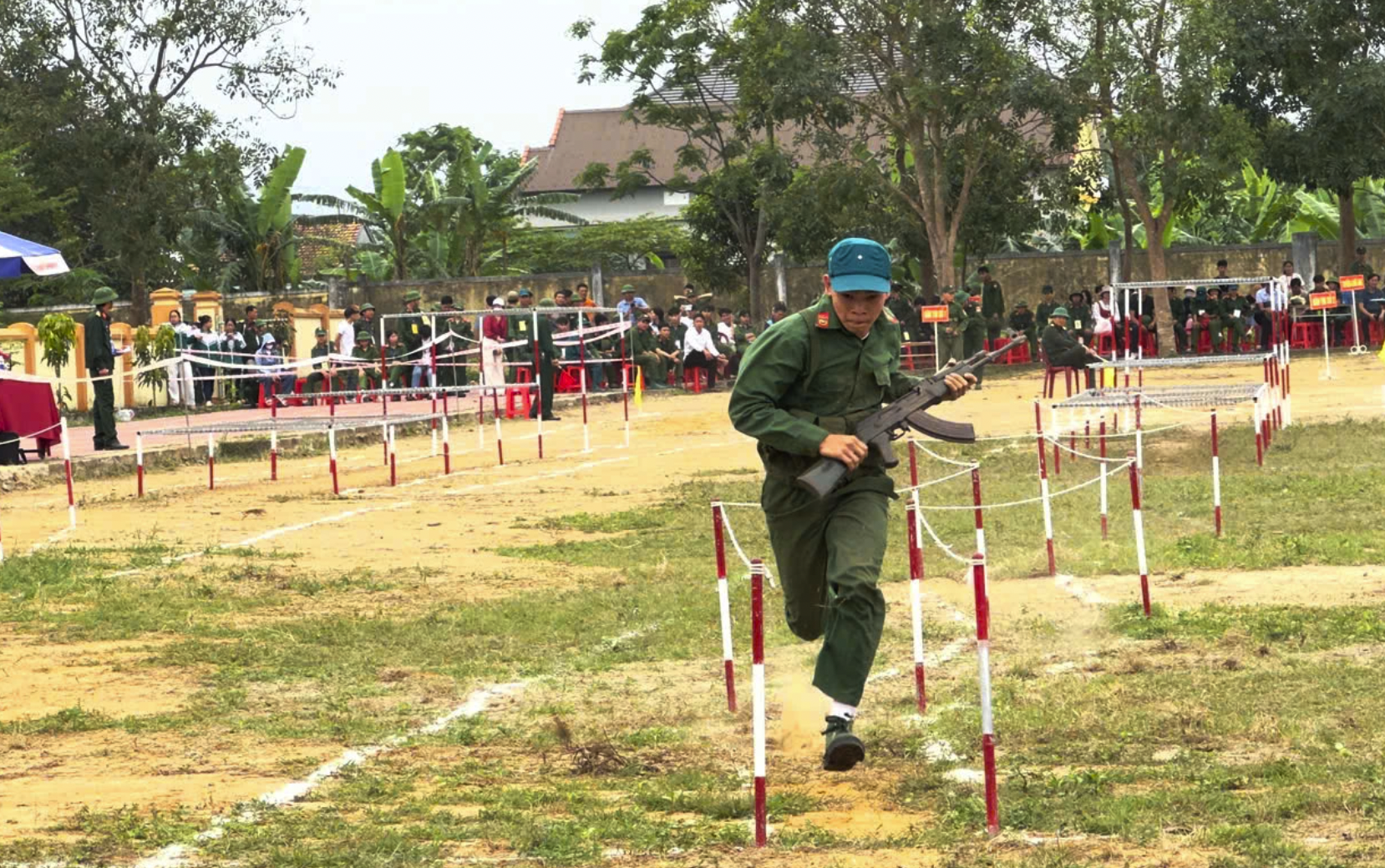 Vận động viên tham gia nội dung thi vận dụng các tư thế, động tác cơ bản trong chiến đấu - Ảnh: Thùy Trang
