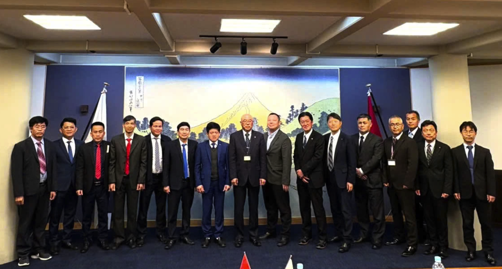 Đoàn công tác tỉnh Quảng Trị chụp ảnh lưu niệm cùng lãnh đạo chính quyền tỉnh Yamanashi (Nhật Bản) - Ảnh: Đ.H