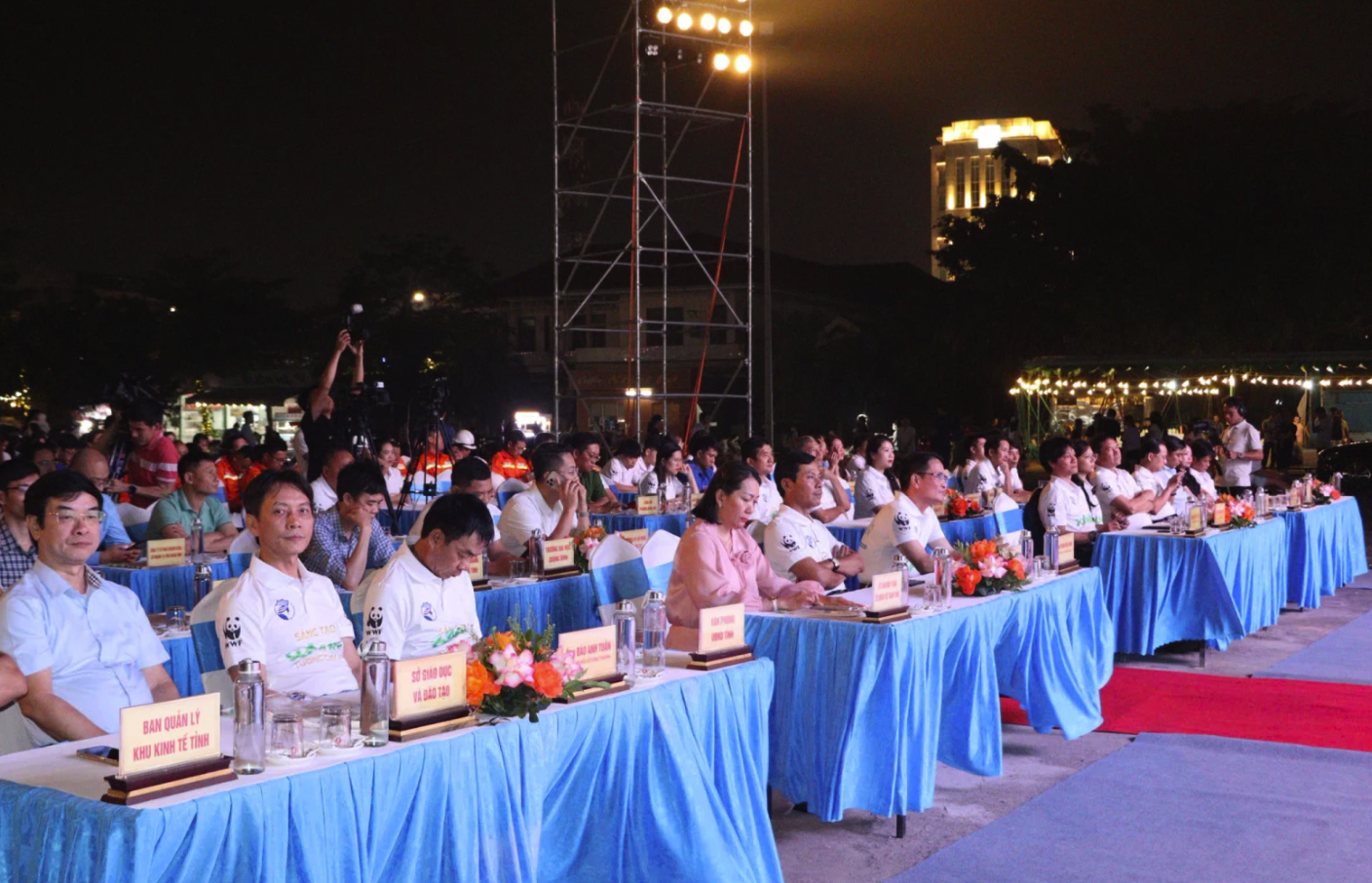 Các đại biểu tham gia buổi lễ - Ảnh: H.L