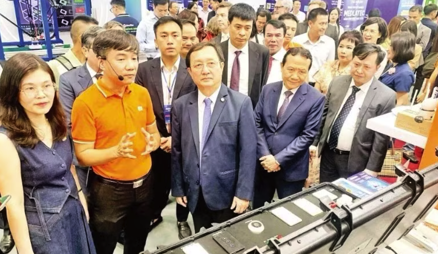 Các nhà khoa học tham quan khu trưng bày sản phẩm công nghệ tại sự kiện Kết nối công nghệ và Đổi mới sáng tạo Việt Nam.