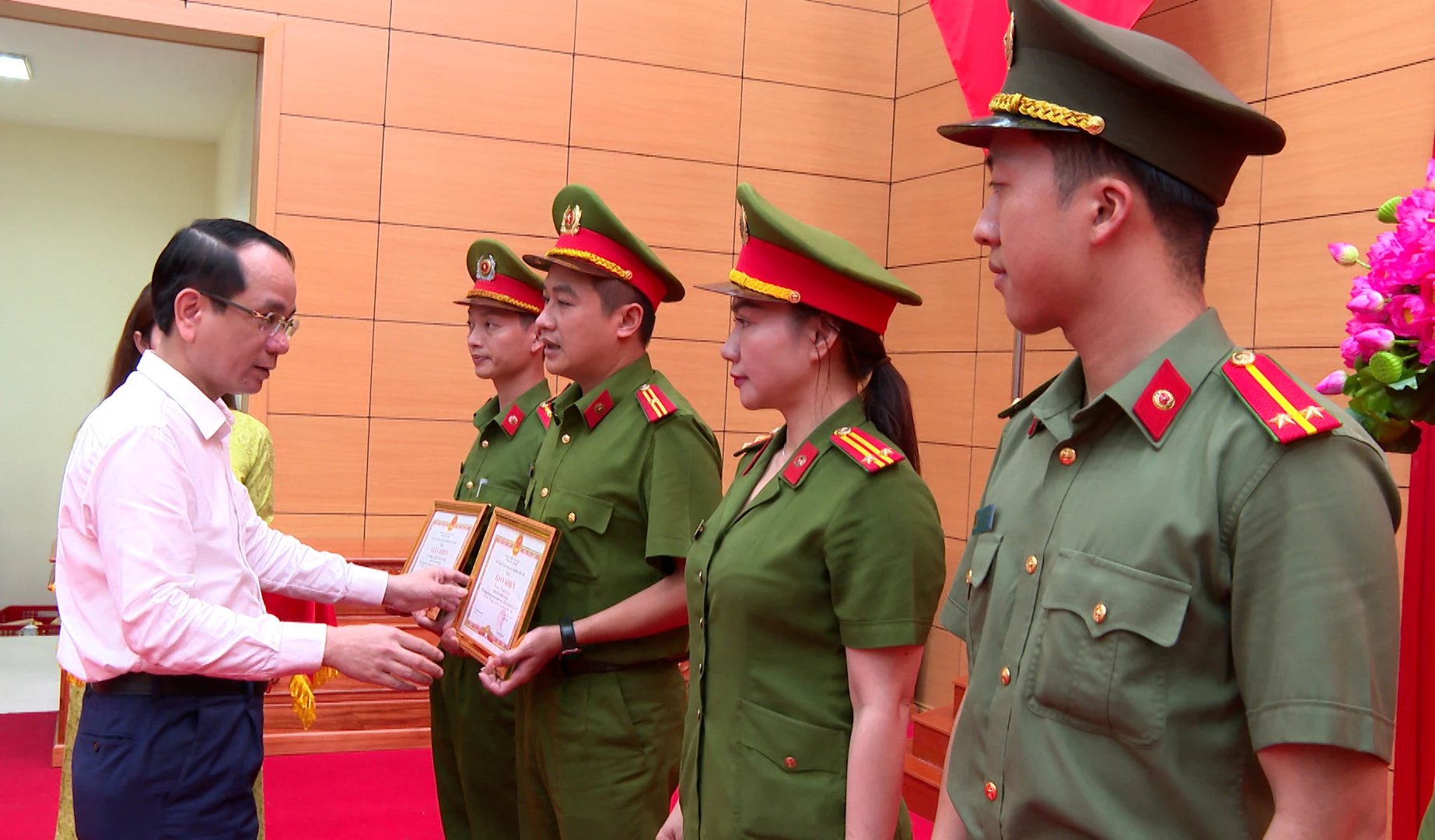 Đồng chí Bí thư Đảng ủy phường Đồng Hới Phan Mạnh Hùng trao giấy khen tặng các cá nhân - Ảnh: H.Tr.