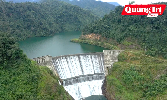 Khám phá 'hồ treo' trên núi