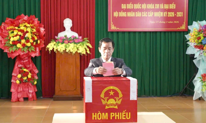 Đồng chí Bí thư Tỉnh ủy Nguyễn Văn Phương dự lễ khai mạc và bầu cử tại khu vực bỏ phiếu số 15