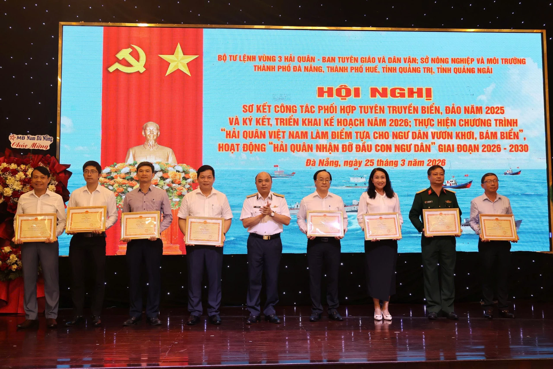 BTC khen thưởng cho các tập thể và cá nhân có thành tích xuất sắc trong công tác phối hợp tuyên truyền biển, đảo- Ảnh: Mai Linh