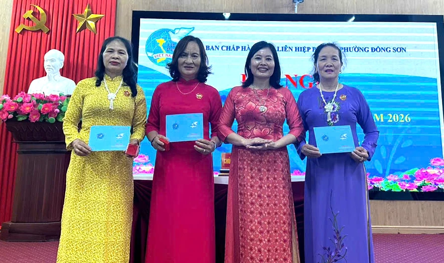 Các hội viên được trao tặng kỷ niệm chương “Vì sự phát triển của Phụ nữ Việt Nam” - Ảnh: PNĐS.