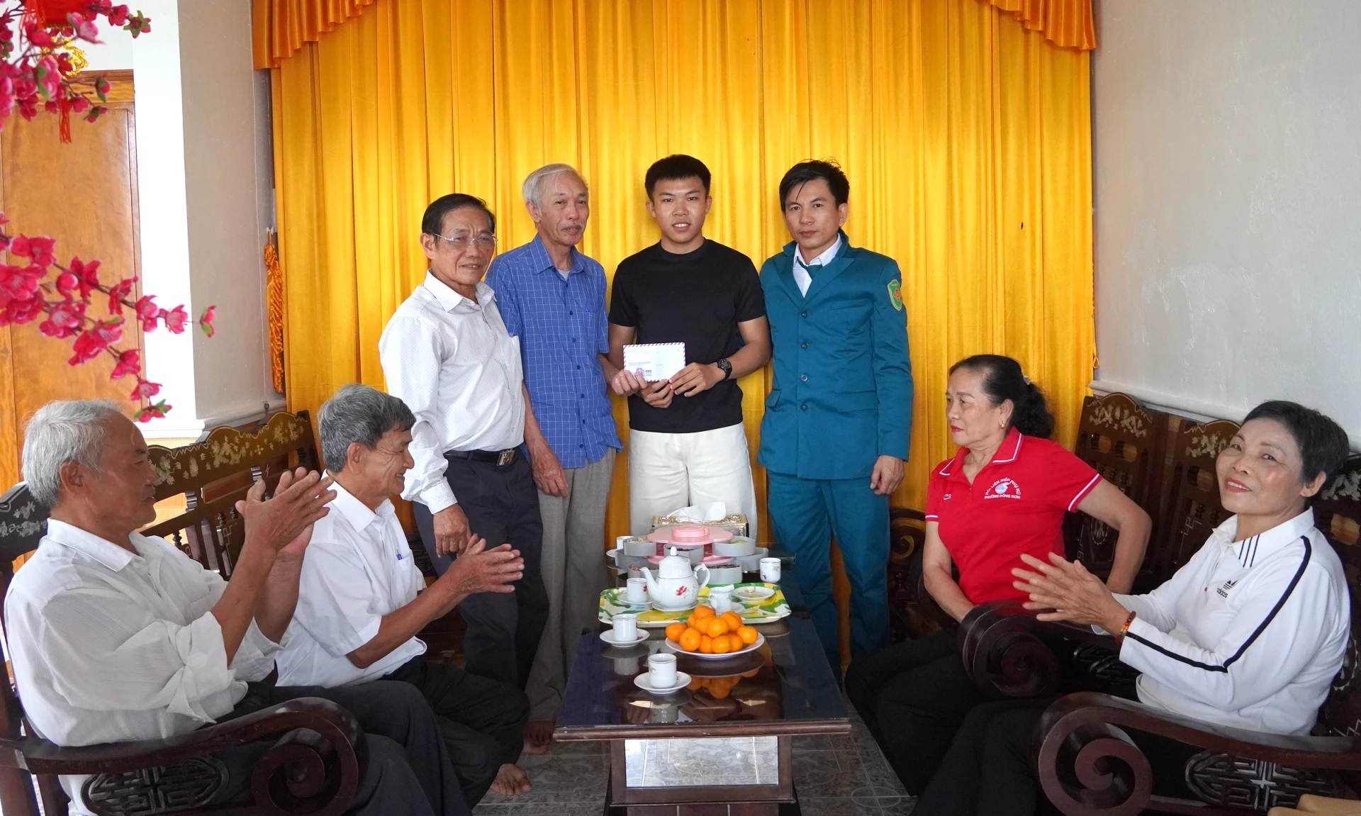 Các tổ chức, đoàn thể tặng quà động viên tân binh Phạm Thanh Sơn - Ảnh: H.Tr.