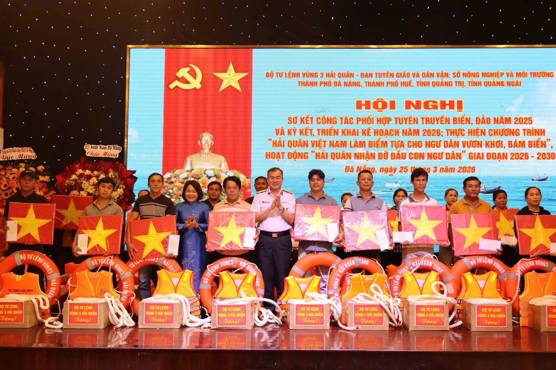 BTC trao quà cho ngư dân có hoàn cảnh khó khăn- Ảnh: Mai Linh