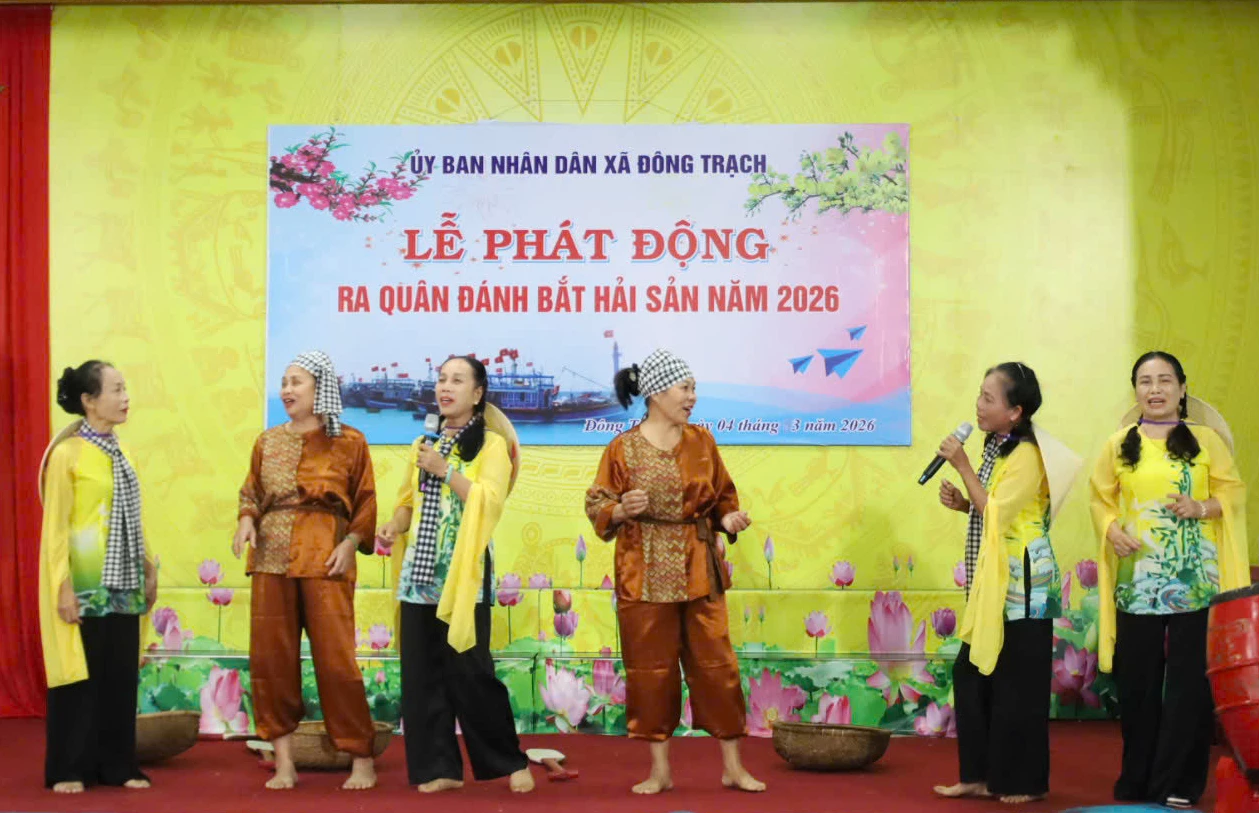 Chương trình văn nghệ mừng lễ ra quân đánh bắt hải sản. Ảnh: D.H