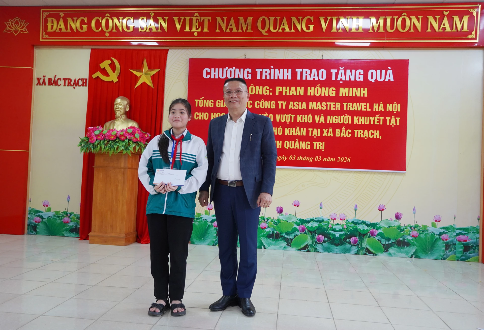 Ông Phan Hồng Minh tặng quà khuyến khích học sinh thủ khoa kỳ thi học sinh giỏi tiếng Anh cấp huyện, năm học 2024 - 2025 - Ảnh: L.M