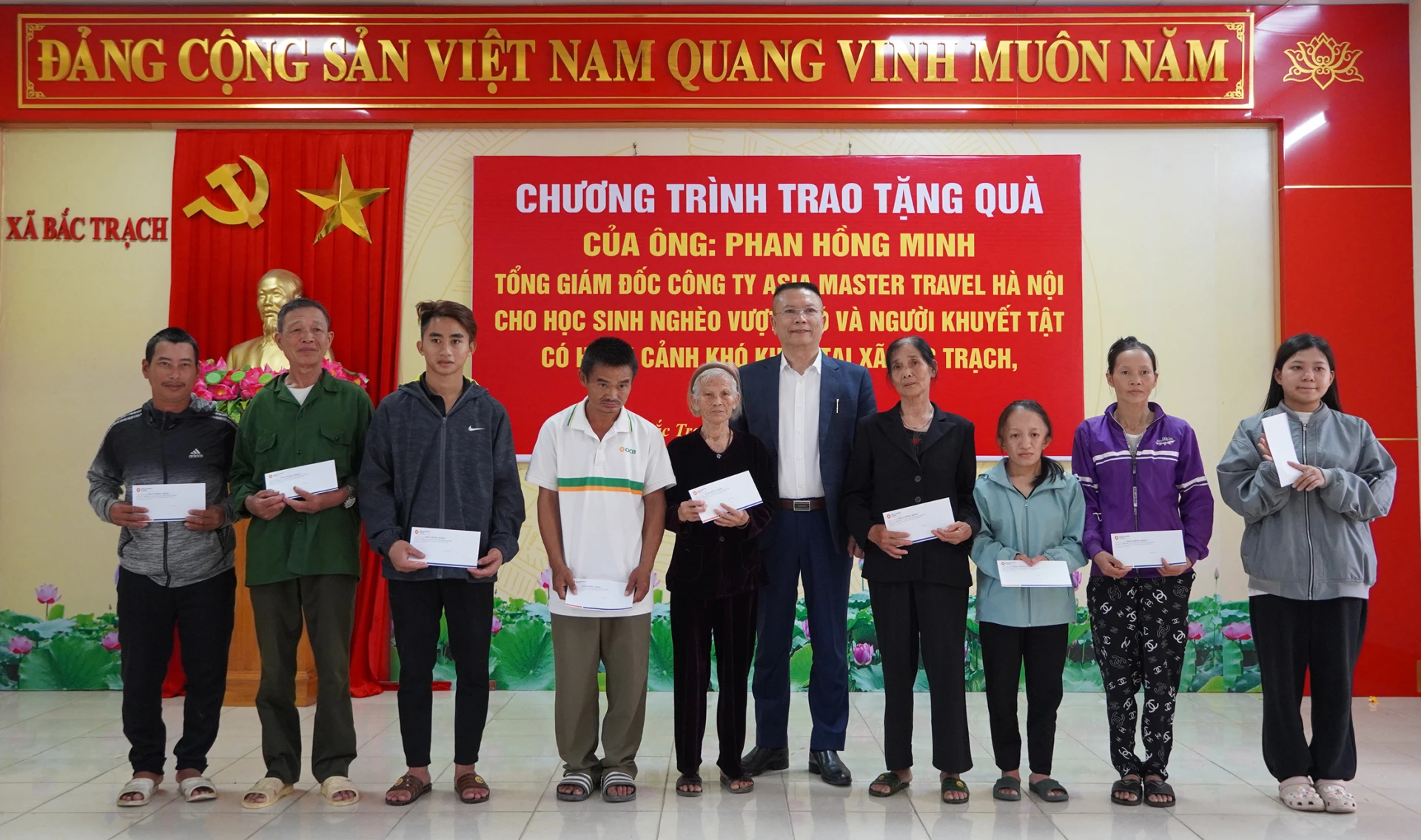 Trao quà hỗ trợ người dân khuyết tật có hoàn cảnh khó khăn trên địa bàn xã Bắc Trạch - Ảnh: L.M