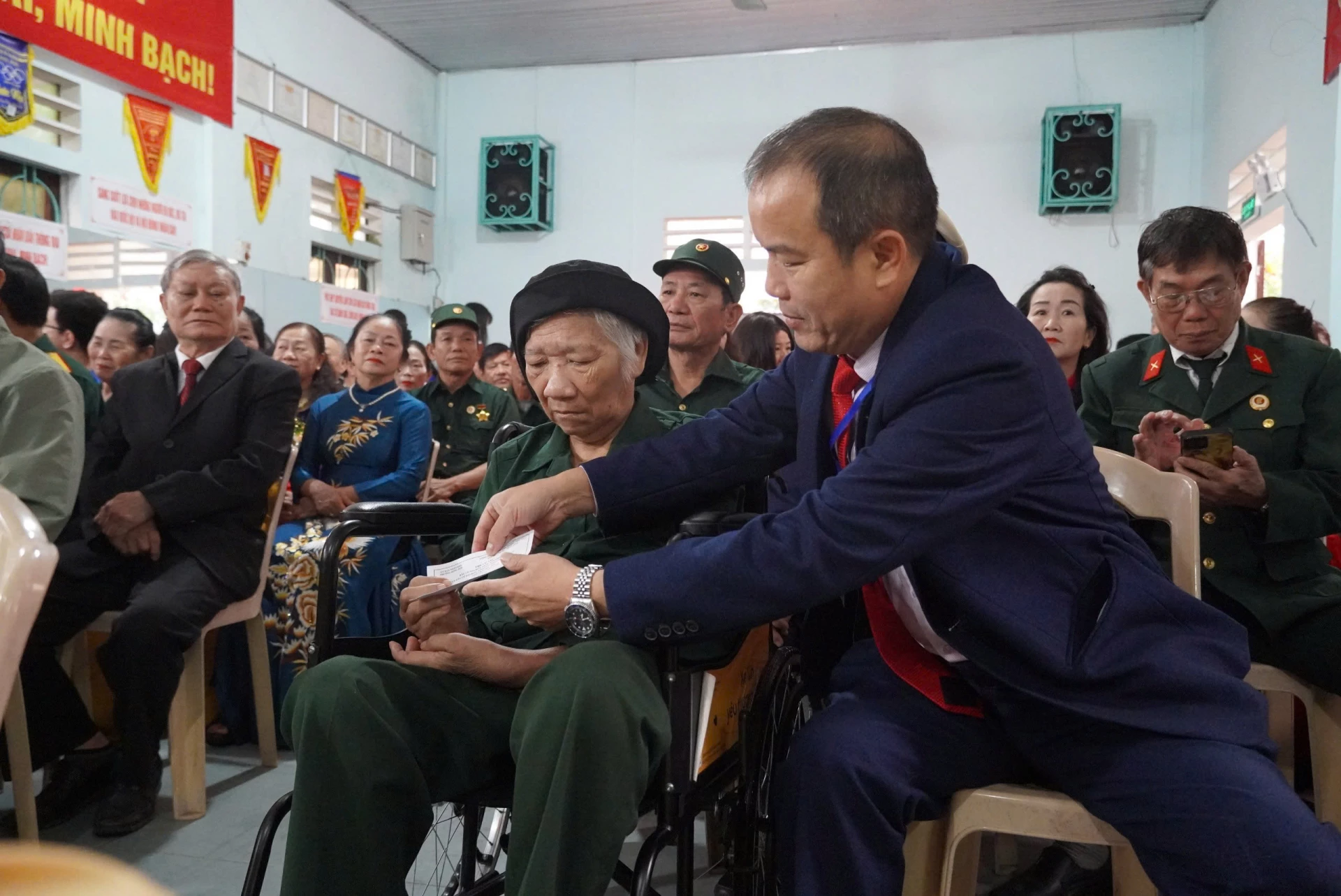 Bà Trần Thị Hồng, cựu TNXP (72 tuổi) tham gia bỏ phiếu bầu cử đại biểu Quốc hội khóa XVI và đại biểu HĐND các cấp, nhiệm kỳ 2026-2031 - Ảnh: HL