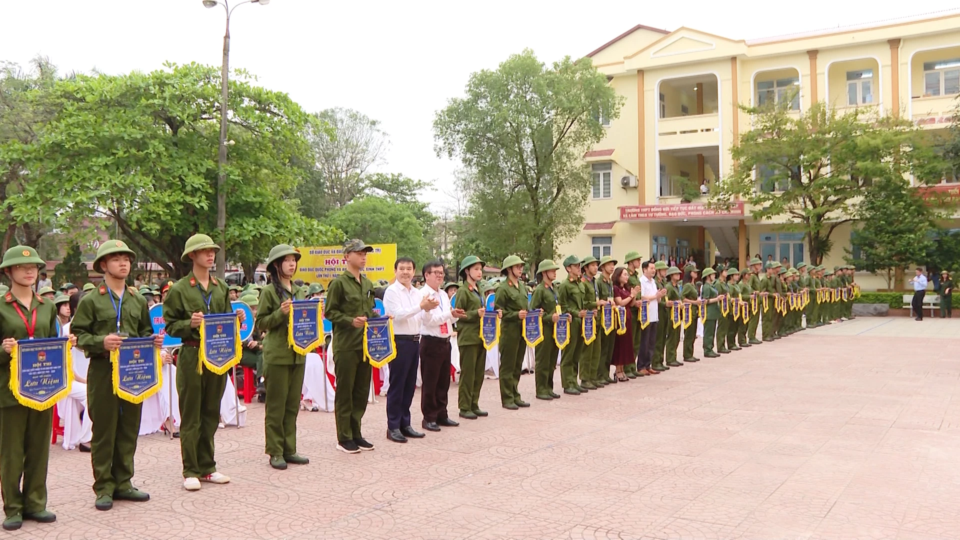 Ban tổ chức trao cờ lưu niệm cho các đơn vị tham gia hội thi - ảnh: Thùy Trang