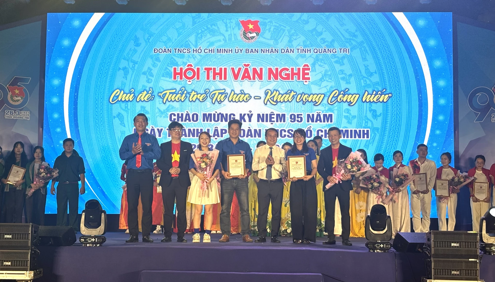 Ban tổ chức trao giải nhất nội dung nhảy hiện đại tập thể cho Cụm 5 (Nam Quảng Trị)