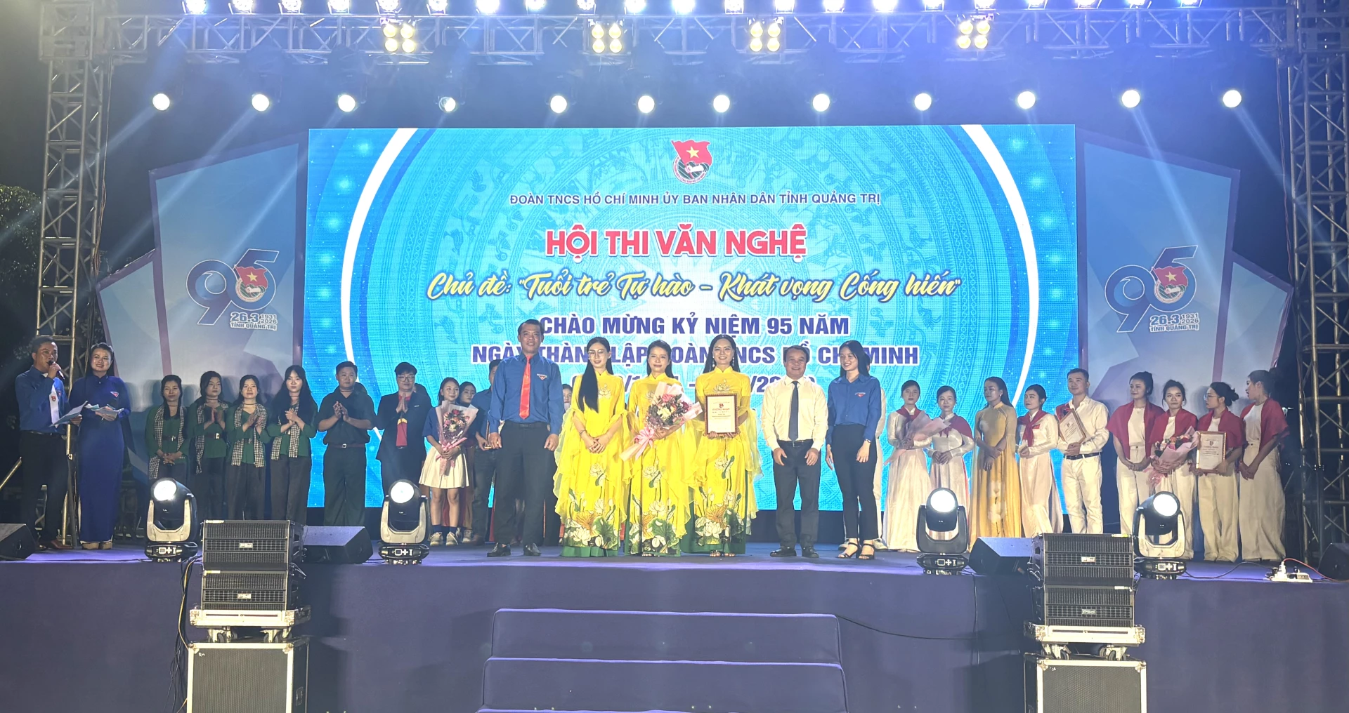 Ban tổ chức trao giải nhất nội dung thi hát cho Cụm 1 (Cụm Nội chính) - Ảnh: K.H