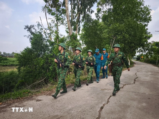 Đồn Biên phòng Bến Phố phối hợp các lực lượng tuần tra bảo vệ biên giới. (Ảnh: Đức Hạnh/TTXVN)