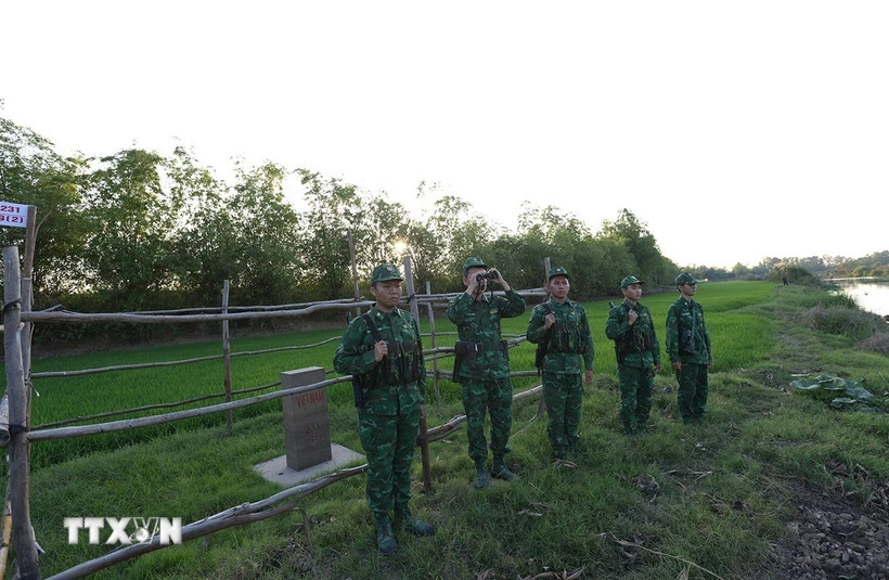 Bộ đội Biên phòng Đồn Cửa khẩu Quốc tế Dinh Bà tổ chức tuần tra bảo vệ khu vực biên giới ở cột mốc 231, xã Tân Hộ Cơ, tỉnh Đồng Tháp. (Ảnh: Vũ Sinh/TTXVN)