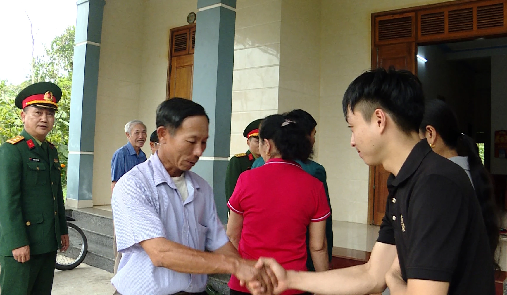 Đại diện Quân sự, các tổ chức, đoàn thể tổ dân phố động viên thanh niên Nguyễn Đình Hiếu -Ảnh: H.Tr