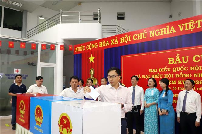 Cử tri bỏ phiếu tại Khu vực bỏ phiếu số 4 (Sân bay Vũng Tàu). Ảnh: Huỳnh Ngọc Sơn/TTXVN