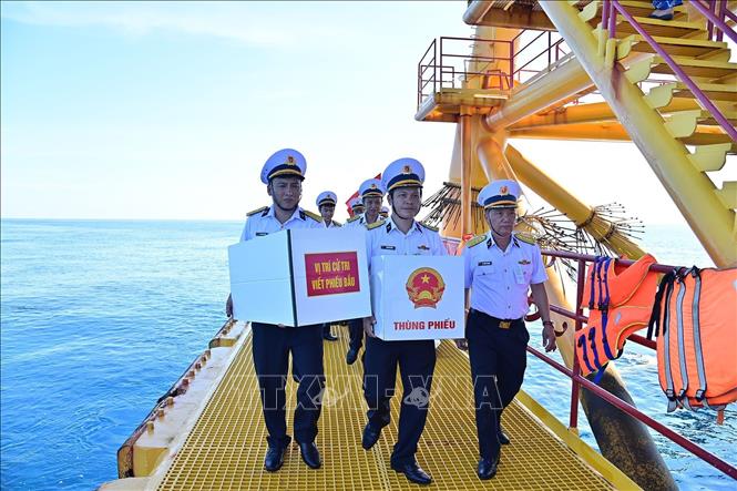 Tổ bầu cử mang thùng phiếu và vật tư trang bị lên nhà giàn DK1/9. Ảnh: TTXVN phát